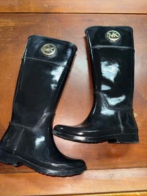 Botas de lluvia Michael Kors Stockard de goma para mujer 6 negras con emblema dorado Foto 1 de 4