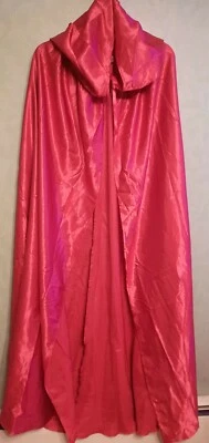 Capa longa Spirit Halloween Store vermelha com capuz sedosa tamanho XL  - Imagem 1 de 4