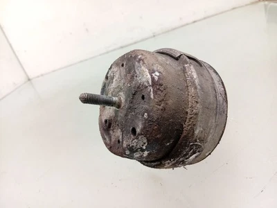 Volkswagen Passat B5 1997 Diesel 81kW Soporte de montaje motor 8D0199379J ARA353708 Foto 1 de 4