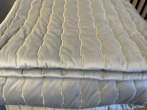 Kby Kelly Hoppen Samt gefüllt Wende Tagesdecke & 2 Kissenbezüge SILBER King - Bild 1 von 4