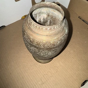 Antico vaso in ottone indiano inciso a mano motivi floreali e fogliame dettagliati - Foto 1 di 5