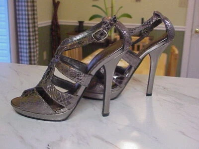 Sandalia Tacón Stiletto Punta abierta Bronce Brillante Pimentón Club/Vestido Hebilla 6 1/2 Foto 1 de 4