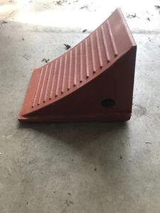 Cuña de rueda Monster Motion Safety by Checkers UC1500-4,5, 8-1/2 pulgadas - Imagen 1 de 6