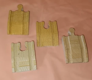 Thomas Holzeisenbahn Zug Lok Schienen 4er Set Rampen männlich weiblich - Bild 1 von 1