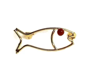 Broche alfiler de pescado tono dorado metal piedra roja ojo de cuentas 1,25"L - Imagen 1 de 3