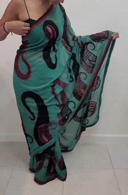 Sari/sari de crepé negro y rojo con trabajo de bordado-1 pieza Foto 1 de 4