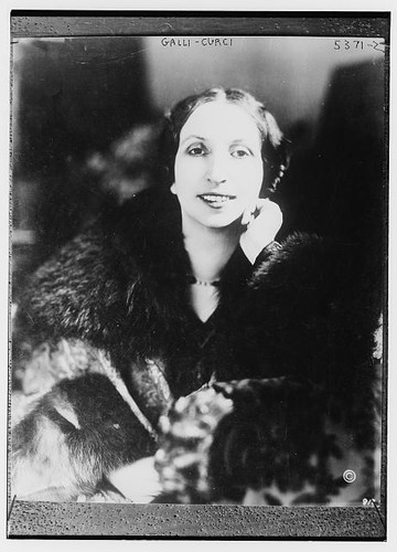 VETEMENTS Amelita Galli Curci soprano colorazione italiana cappelli pelliccia donna abbigliamento