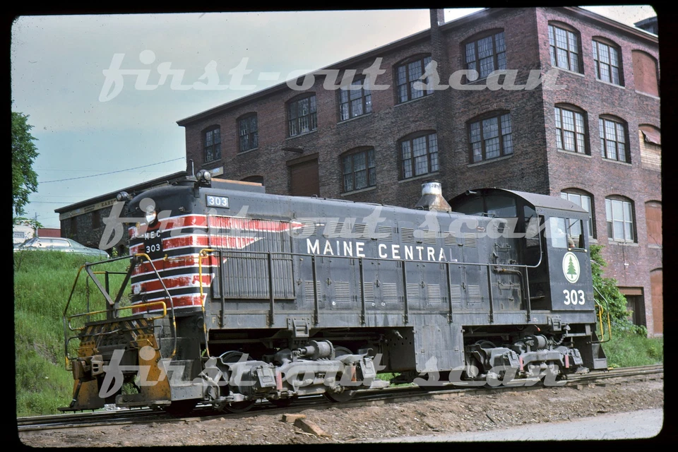 Slide original F - Maine Central MEC 303 ALCO S-2 em Bangor ME 1975 - Imagem 1 de 1