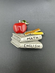 Mathe/Englische Bücher und rote Apfel Erzieher Brosche - Bild 1 von 8