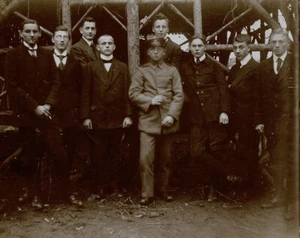 Gruppe europäischer Männer Anfang 1900 RPPC auf blaugrauem Bestand Original - Bild 1 von 3