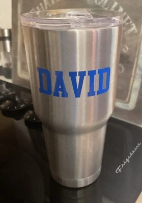 Vaso de acero inoxidable Members Mark 28 OZ tapa personalizada letras azules David Foto 1 de 4