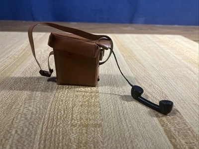 Rádio de comunicação vintage década de 1960 GI Joe exército com telefone Hasbro - escala 1/6 - Imagem 1 de 4