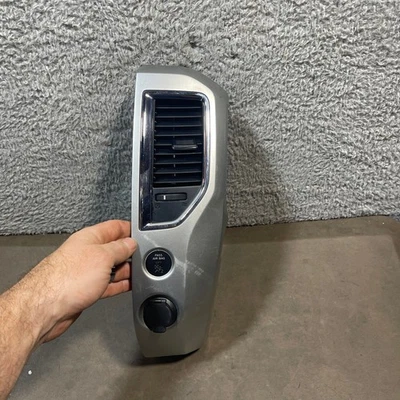 Nissan Titan Dash 2017-2021 rejilla de ventilación de aire lateral derecho con cubierta OEM plateada Foto 1 de 4