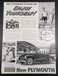 Anuncio impreso 1940 Plymouth automóvil pareja corriendo en arena con pelota - Imagen 1 de 1