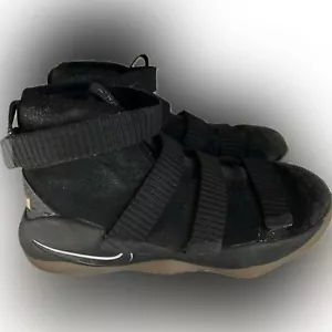 Nike LeBron Soldier 11 Jungen. Größe 1,5Y Kinder. Wildleder Riemchen Tennisschuhe - Bild 1 von 5