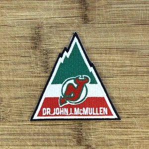 Parche Dr. John J. McMullen New Jersey Devils Tribute Triángulo Logo NHL 3,25x3 pulgadas - Imagen 1 de 2