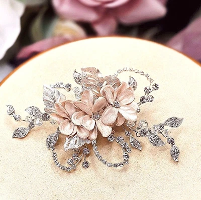 Clip de pelo formal de cristal con estrás de flores y hojas accesorio nupcial Foto 1 de 4