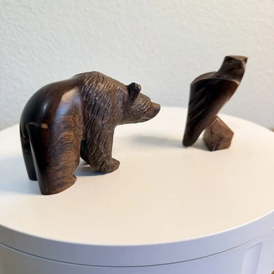 Estatuilla de madera de oso y águila tallada encaramada vintage Foto 1 de 4