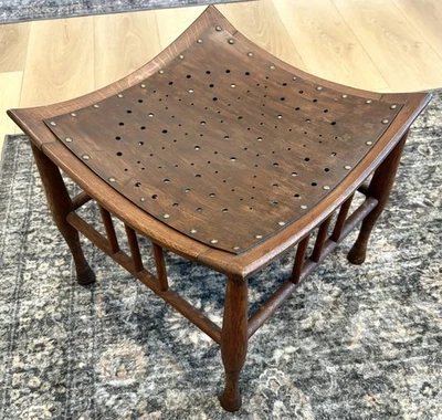 Taburete egipcio Tebas primitivo banco de madera curvado perno de latón mediados de siglo antiguo Foto 1 de 4