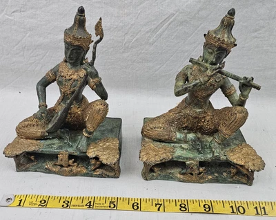 PAR DE ESTÁTUAS DE MÚSICOS TAILANDESES DE BRONZE 7,5" COM FLAUTA E ALAÚDE BANDOLIM OURO VERDE - Imagem 1 de 4