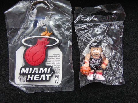 VINTAGE NBA MIAMI HEAT L'IL Brat Basketball Players & 3-D-KEYCHAINS 2 Pc. NEW Cover