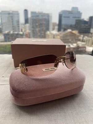 Gafas de sol para mujer MiuMiu MU54YSGold marrón claro” Foto 1 de 4