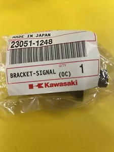 NUEVO ORIGINAL Kawasaki 1988-2009 Ninja Zrx1200 Soporte Lámpara de Señal 23051-1248 FABRICANTE DE EQUIPOS ORIGINALES - Imagen 1 de 5