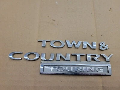 Chrysler OEM 2008-2016 Town & Country trasero individual letras emblema Foto 1 de 2
