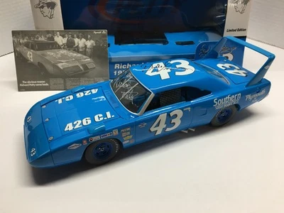 Richard Petty Dale Inman autografiado #43 1970 Plymouth Superbird serie 1/18 #2 Foto 1 de 4