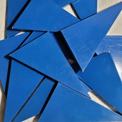 Twelve blue right-angled scalene triangles Pre-owned Homeschool Montessori  Foto 1 de 4