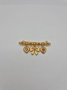 Goldfarbene Brosche Herz und Schleife Stab Anstecknadel - Bild 1 von 5