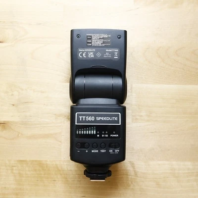 Neewer TT560 Flash Speedlite - Image 1 of 2