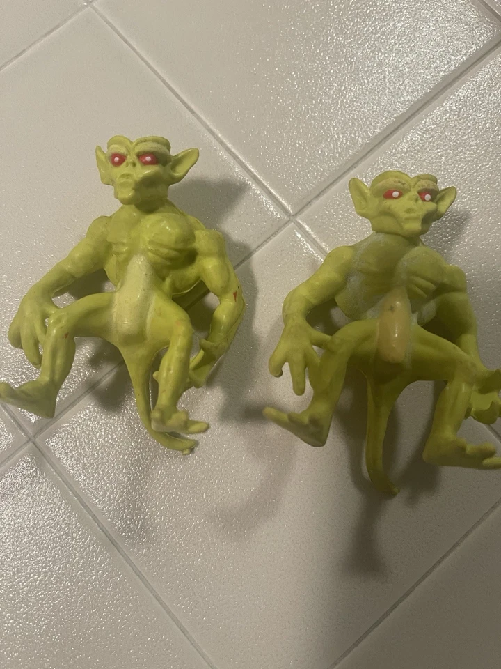 Lote de dos figuras de colección 1983 Galoob Blackstar Green Alien Demon 3" gárgola Foto 1 de 1