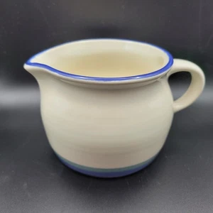 Jarra de cerámica crema Pfaltzgraff borde azul verde azul acento a rayas - Imagen 1 de 8