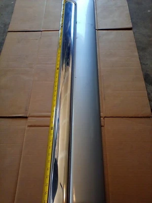 2000  2006 GMC YUKON Front DOOR moulding Right passenger side OEM paint 926 - Image 1 of 4