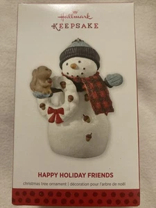 Hallmark Andenken 2013 "HAPPY HOLIDAY FRIENDS" Ornament Schneemann Eichhörnchen Kranz - Bild 1 von 5