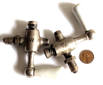 Dos grifos de laboratorio vintage de la Segunda Guerra Mundial con mango de porcelana blanca. Raro. Foto 1 de 2