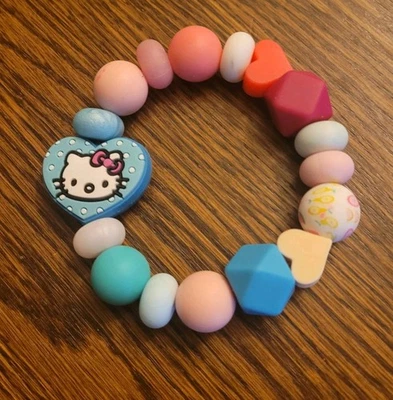 Pulsera pulsera elástica con cuentas multicolor Hello Kitty de silicona con cuentas a mano  Foto 1 de 2