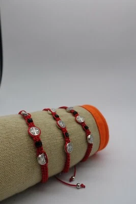 Pulseira ajustável x3 St Benito medalha cubo de gema corda vermelha macramê  - Imagem 1 de 4