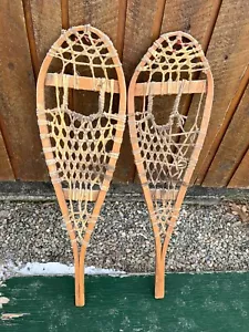 INTERESANTES RAQUETAS DE NIEVE ANTIGUAS 33" Largo x 9" GRAN DECORACIÓN ZAPATOS DE NIEVE - Imagen 1 de 1