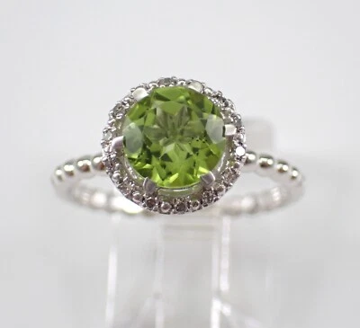 Anillo de compromiso de peridoto y halo de diamantes de oro blanco banda única con cuentas Foto 1 de 4