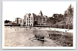 c1940s~Royal Hawaiian Hotel~Honolulu HI~Strandszene~Badende~Boot~RPPC Postkarte - Bild 1 von 2