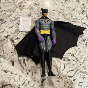 Batman Missions 80 anni 12" True Moves DC prima apparizione mini detective - Foto 1 di 3