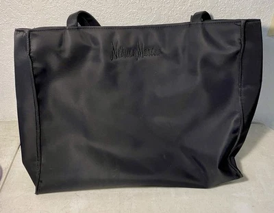 Сумка-тоут Neiman Marcus черная на черном нейлоне с застежкой - Изображение 1 из 4