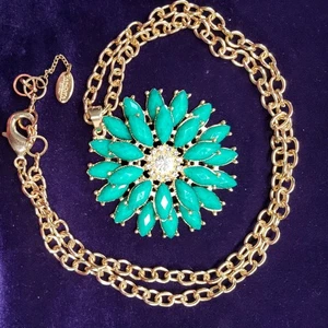 Amrita Singh Signed Necklace, Large Green Flower Medallion Pendant, Gold Tone - Picture 1 of 11