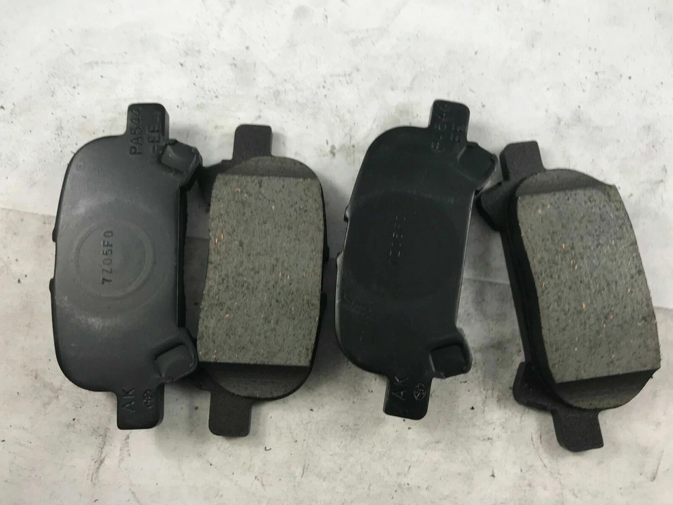 Kit de pastillas de freno traseras originales Toyota Avalon 2000-2004 / 04466-41020 Foto 1 de 1