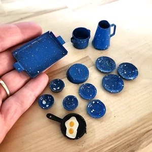 Lotto 13 Pezzi Miniatura Smalto Blu Granito Set Pentole Cucina Casa delle Bambole - Foto 1 di 7