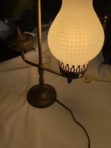 Vintage Tudor Lampe umgebaut Messing auf Messingsockel mit Milchglas Nagelschirm - Bild 1 von 16