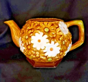 Tetera de cerámica margarita dorada y blanca vintage con tapa 6,5""H/9""W años 1960-70 - Imagen 1 de 7