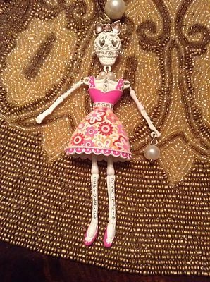 Betsey Johnson Blanco Encaje ENORME Esqueleto Calaveras Rosa Vestido Perla Collar Nuevo con Etiquetas Foto 1 de 4